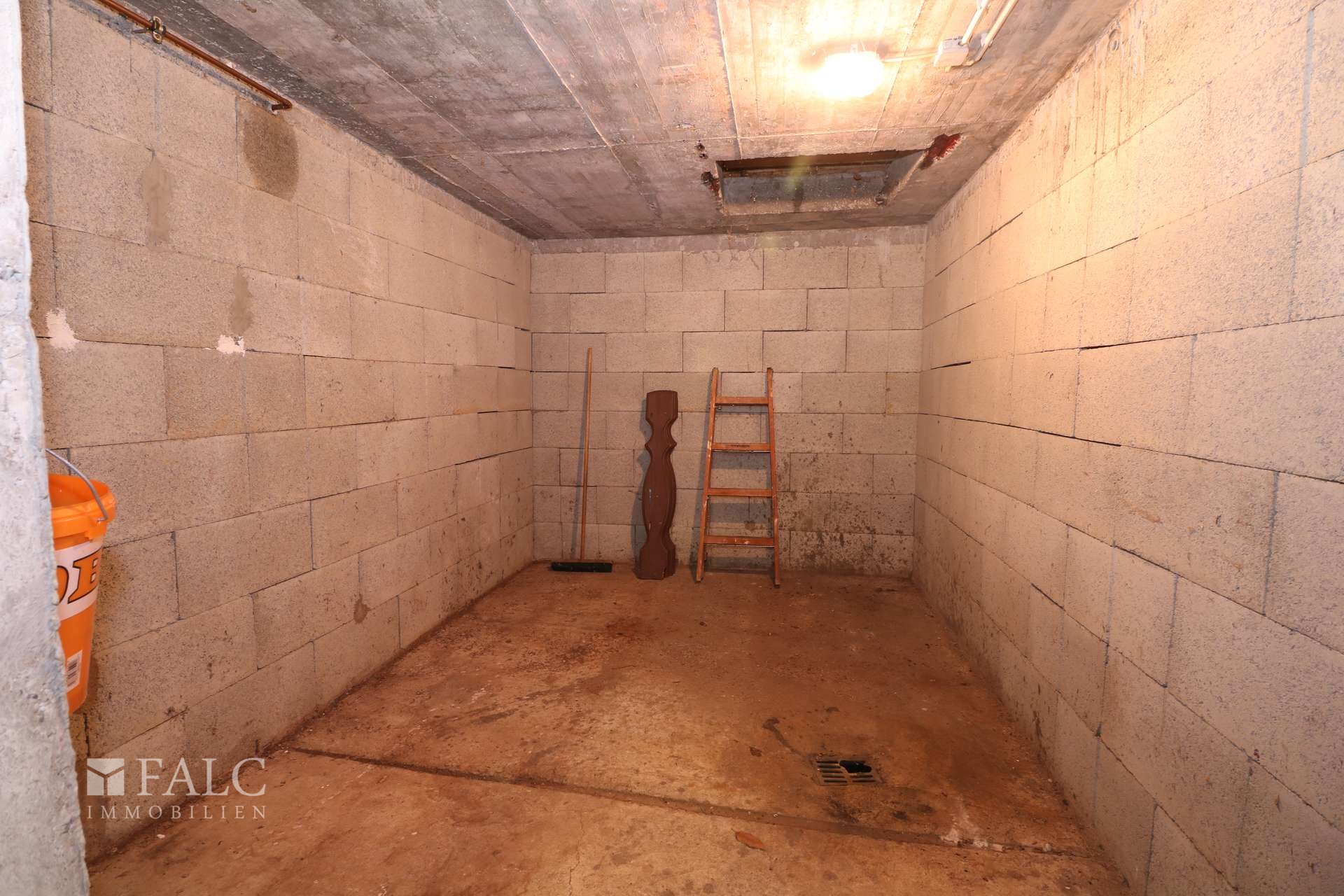 UG Holzabwurf Garage